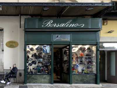 ...alcuni dei quali storici, come la cappelleria �Gaudioso�, aperta nel 1901 come concessionaria del celebre marchio piemontese �Borsalino� e introdotta da una pensilina in ferro battuto